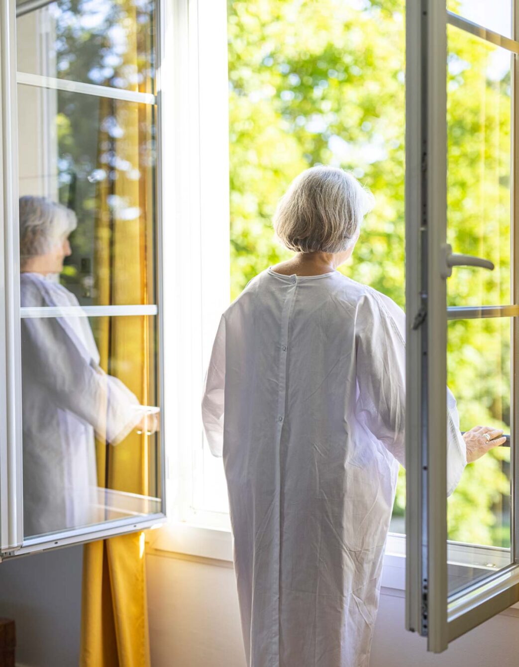 Gestion quotidienne : Comment aider les personnes âgées atteintes d’Alzheimer à porter leurs genouillères